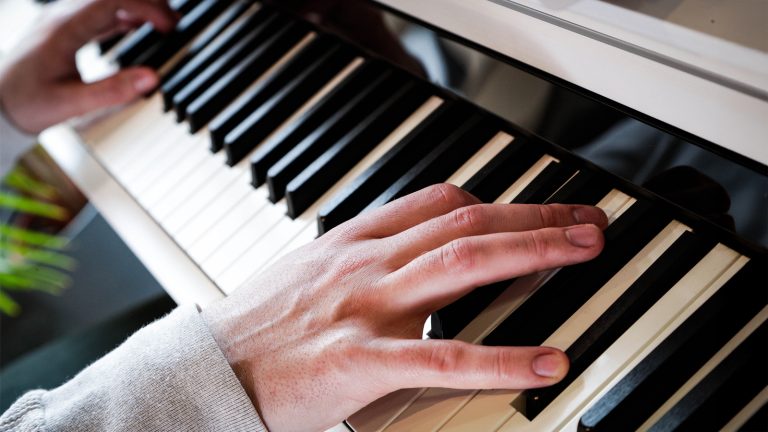 5 Best Beginner Digital Pianos under 500 in 2025