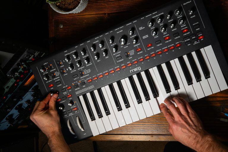 5 Best Synthesizers for Beginners Electronic Music in 2025